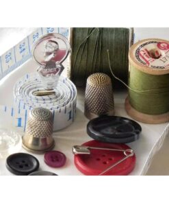 Kit Cucito Dotato Di 24 Rocchetti Di Filo Assortiti, Forbici, Bottoni, Aghi, Metro, Dispositivo Infilatura, Spillette E Ditale Per Cucire