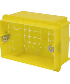 Scatola rettangolare con inserto metallico, 3 posti, ideale per installazioni elettriche interne