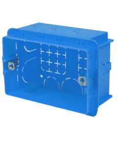 Scatola rettangolare con inserto metallico, 4 posti, interasse 108,4 mm, 137x74x53,5 mm, ideale per installazioni elettriche interne